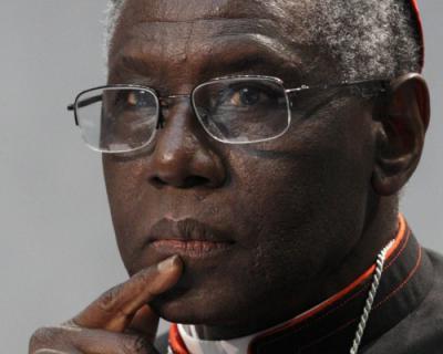 Une image contenant homme, personne, verres, portant  Description générée automatiquement